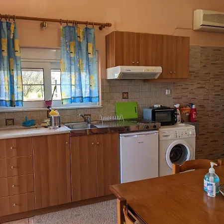 Modern 1-bedroom With Bbq & Roof Garden Near Stalós