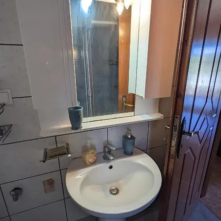 Modern 1-bedroom With Bbq & Roof Garden Near * Stalós